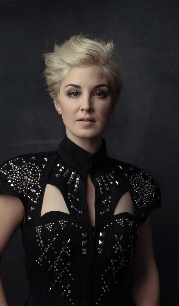 Американская кантри певица Мэгги Роуз в красивом платье 