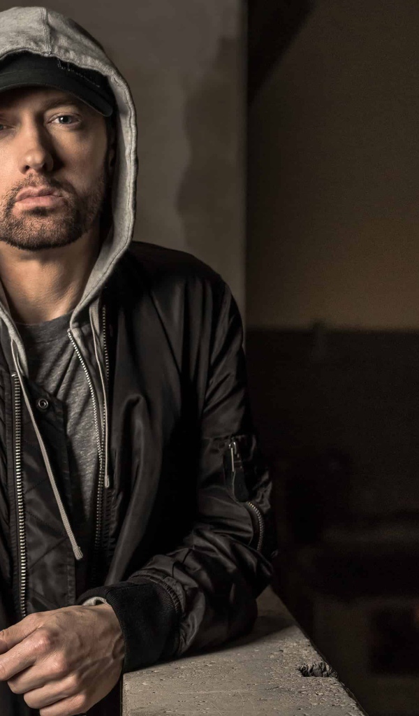 Американский рэпер Эминем в черной куртке