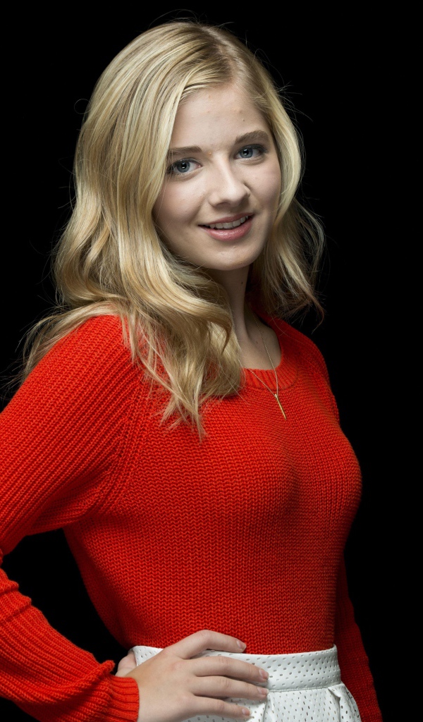 Американская певица Джеки Иванко на черном фоне