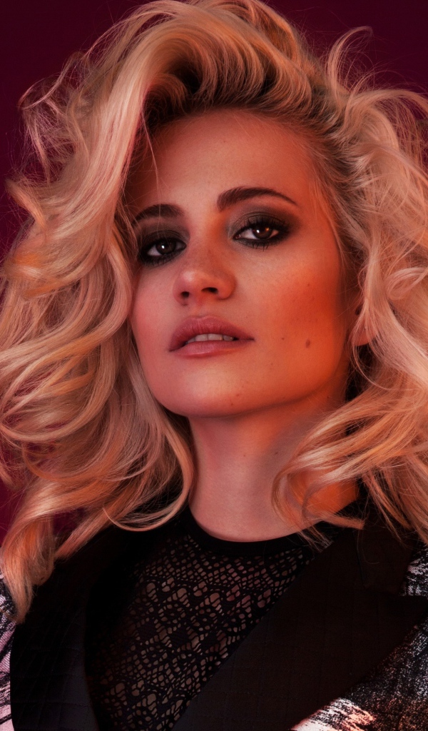 Красивая блондинка британская певица Пикси Лотт