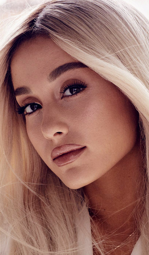 Красивая девушка блондинка, певица и актриса Ариана Гранде