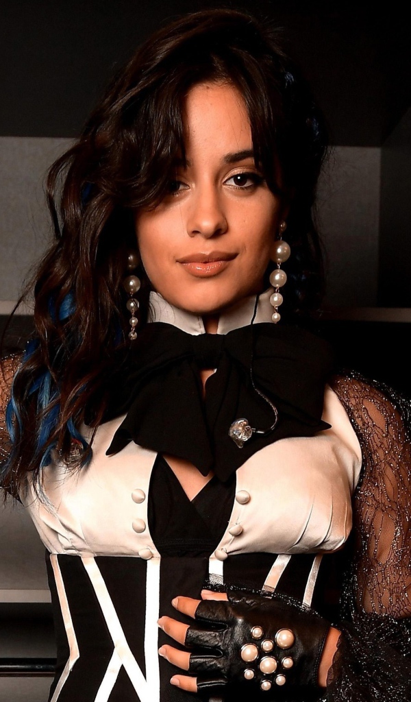 Красивая брюнетка, певица Камила Кабельо