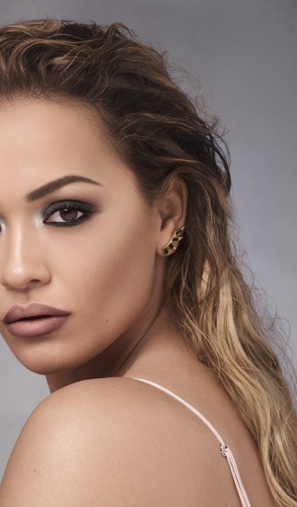 Красивая певица Рита Ора фото на сером фоне