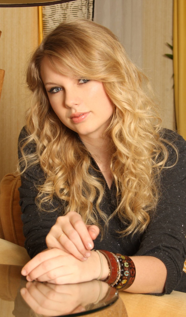 Красивая молодая певица Тейлор Свифт