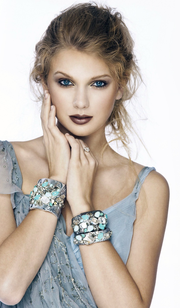 Яркая исполнительница Тейлор Свифт на белом фоне