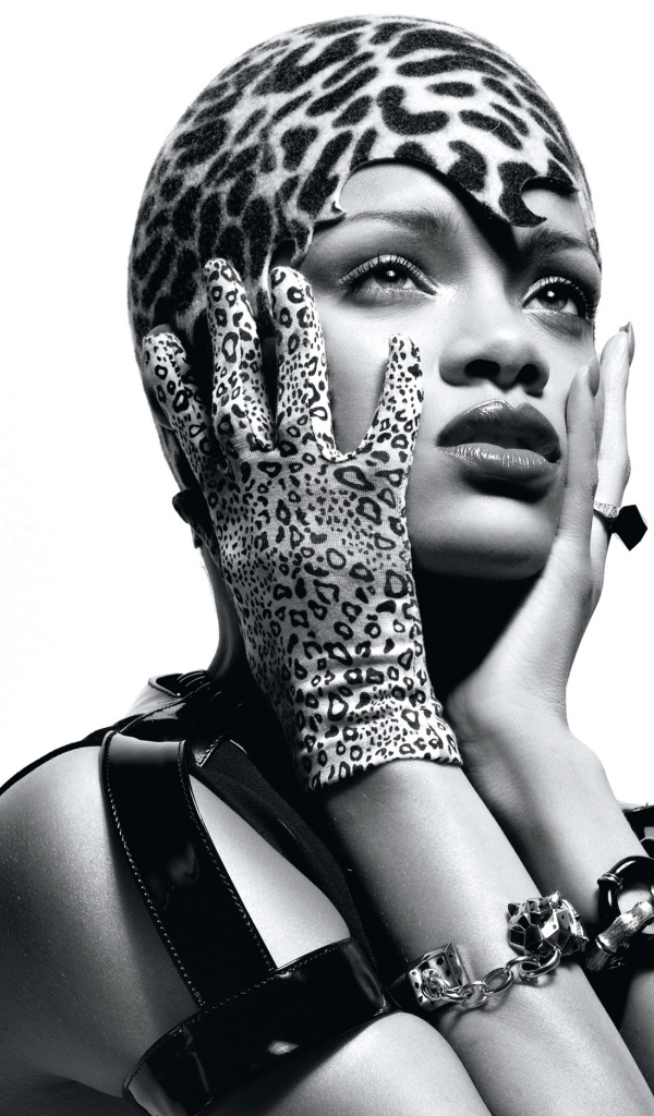 Яркая певица Рианна черно-белое фото