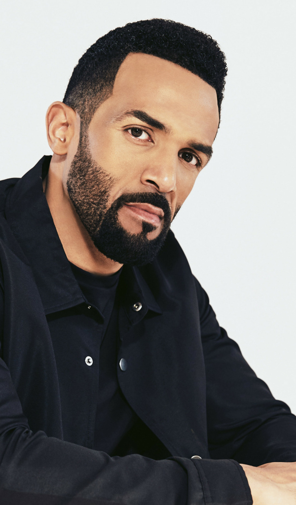 Британский певец Крейг Дэвид в черной куртке