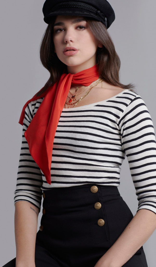 Британская певица Дуа Липа фото на сером фоне