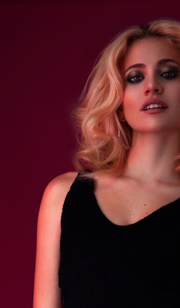 Британская певица Пикси Лотт в черном платье