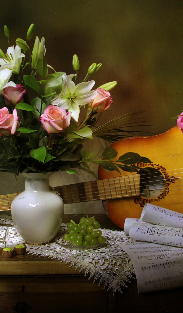 Гитара на столе с букетом и вином 