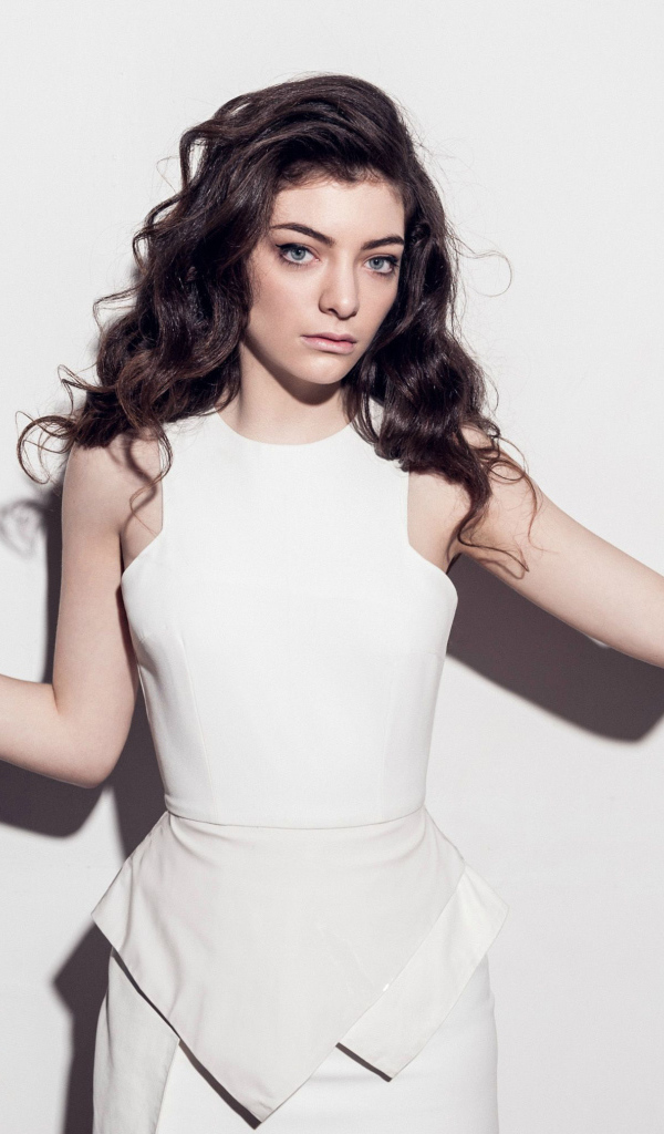 Новозеландская певица Лорд в белом платье