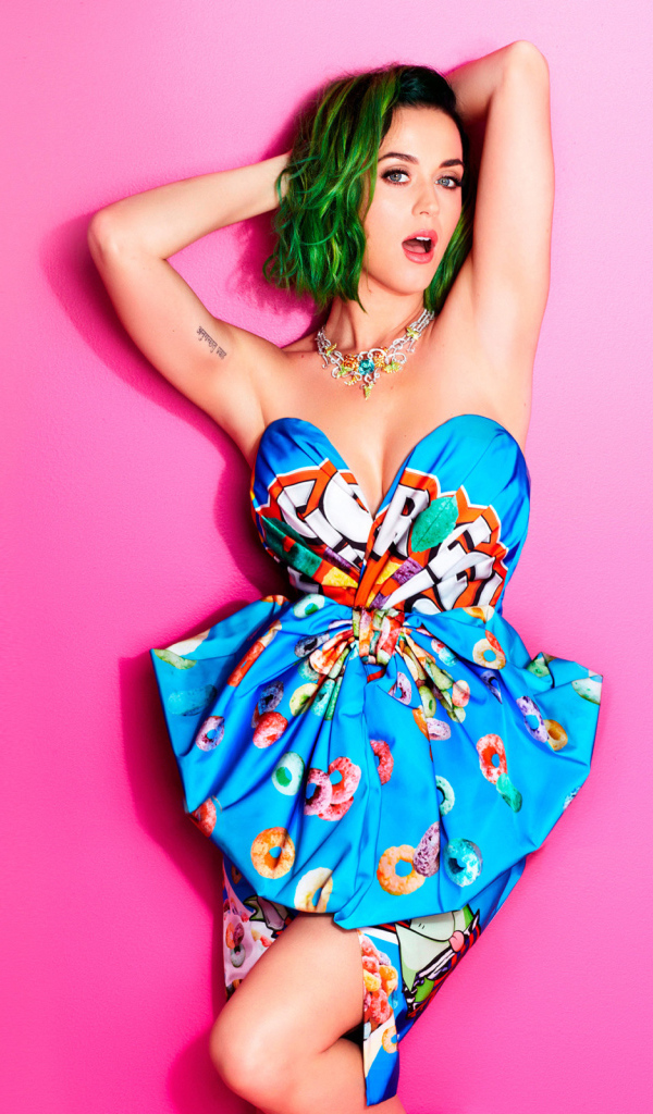 Эпатажная певица Кэти Перри на розовом фоне