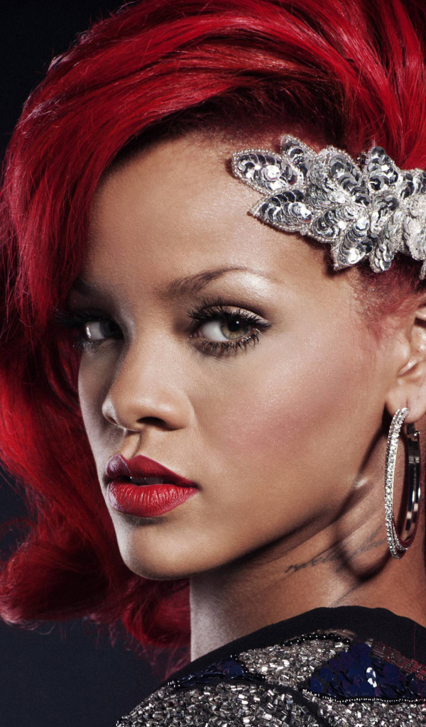 Популярная исполнительница Рианна с украшением в волосах