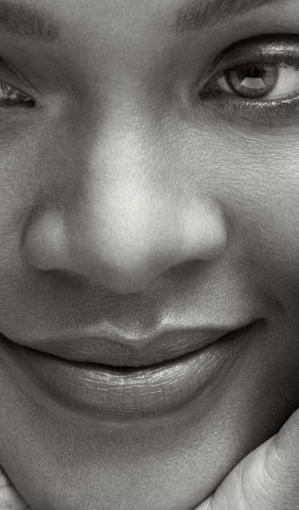 Популярная исполнительница Рианна,  черно-белое фото