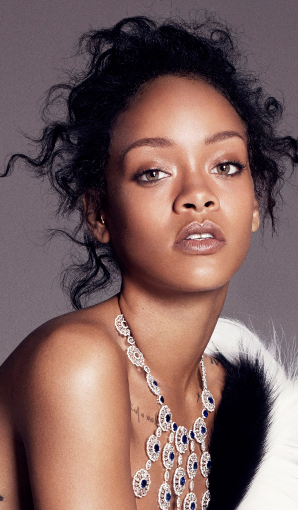 Популярная певица Рианна с дорогим украшением на шее 