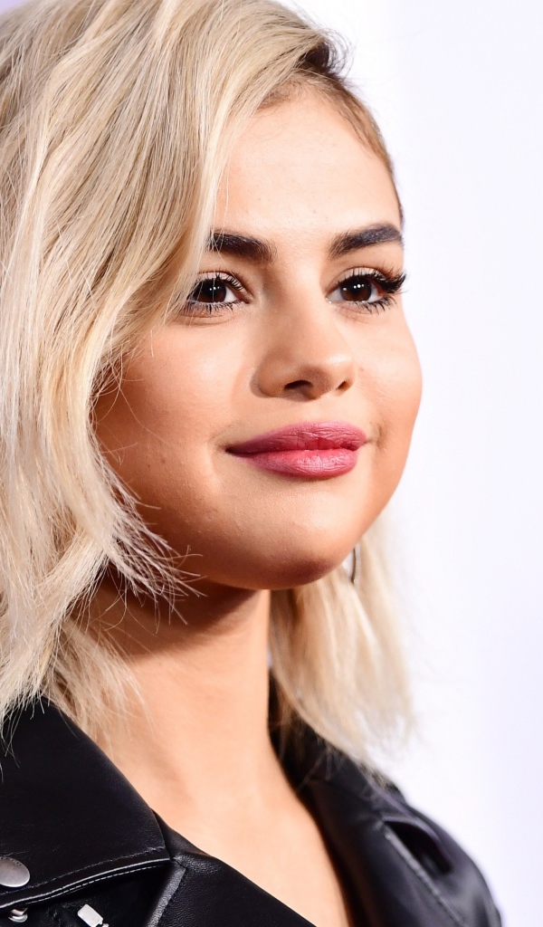 Популярная певица Селена Гомес блондинка