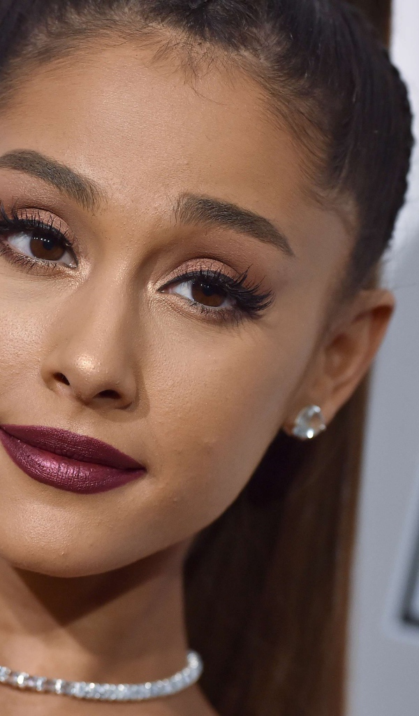 Певица Ариана Гранде лицо крупным планом