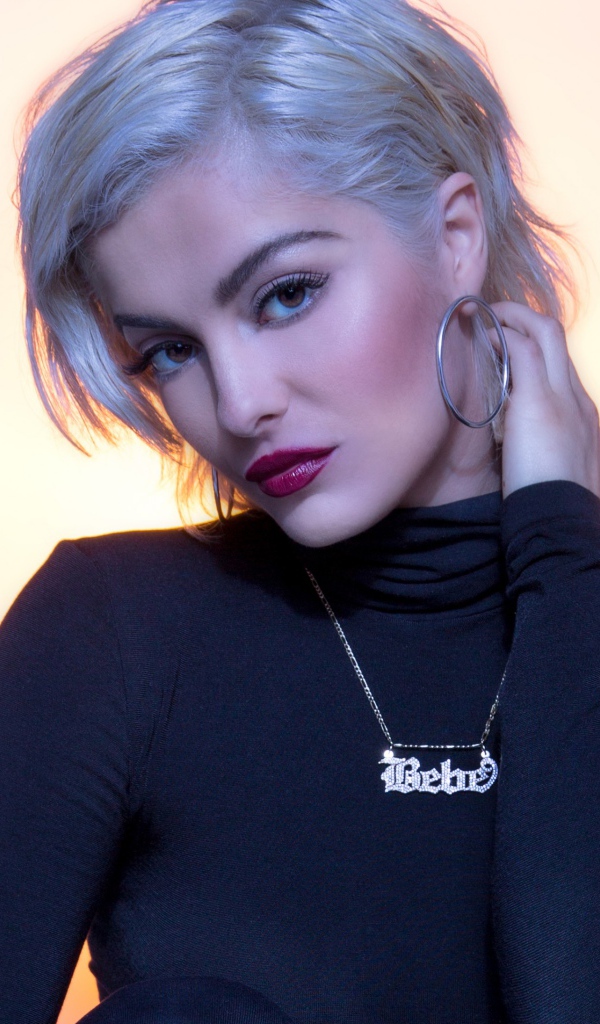 Певица Биби Рекса с украшением на шее