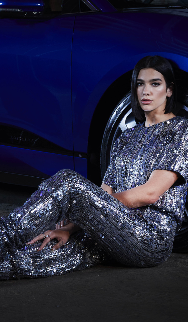 Певица Дуа Липа в блестящем костюме у машины