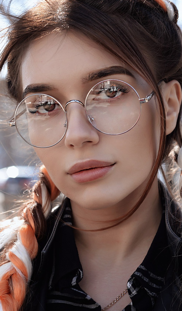 Певица Дуа Липа в очках