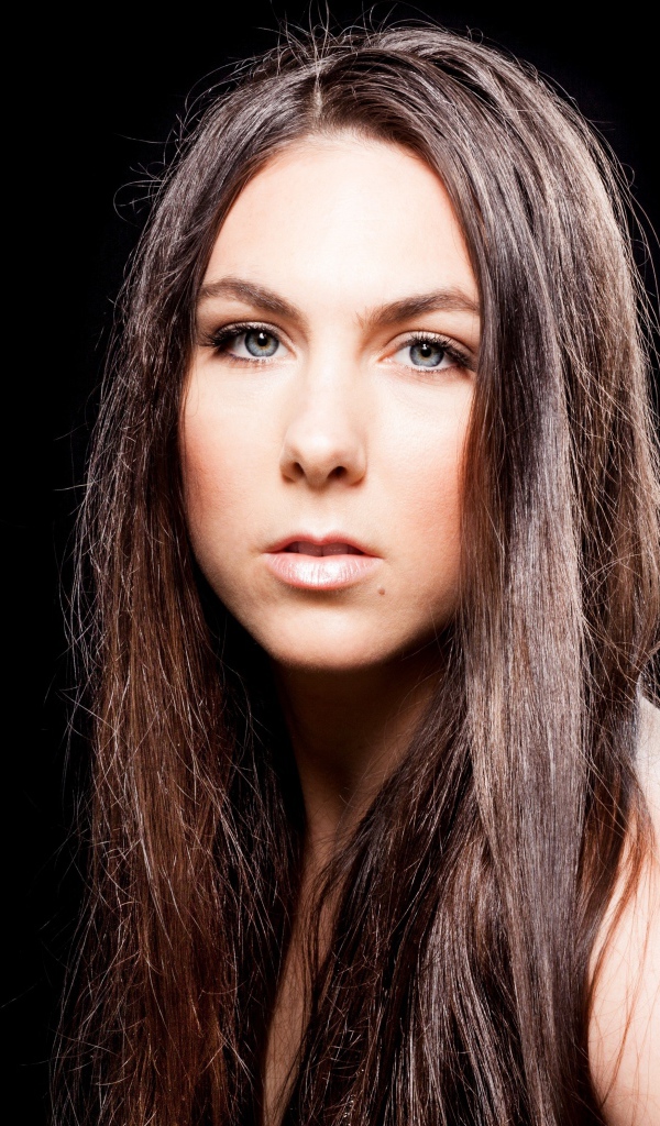 Певица Элиз Рюд фото на черном фоне