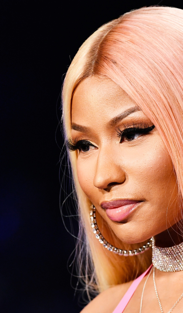 Певица Ники Минаж с розовыми волосами 