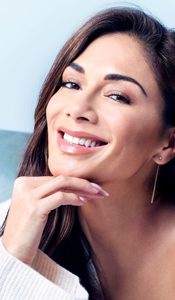 Улыбающаяся певица Николь Шерзингер