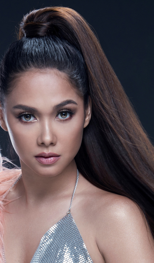 Молодая длинноволосая девушка певица  Майя Сальвадор