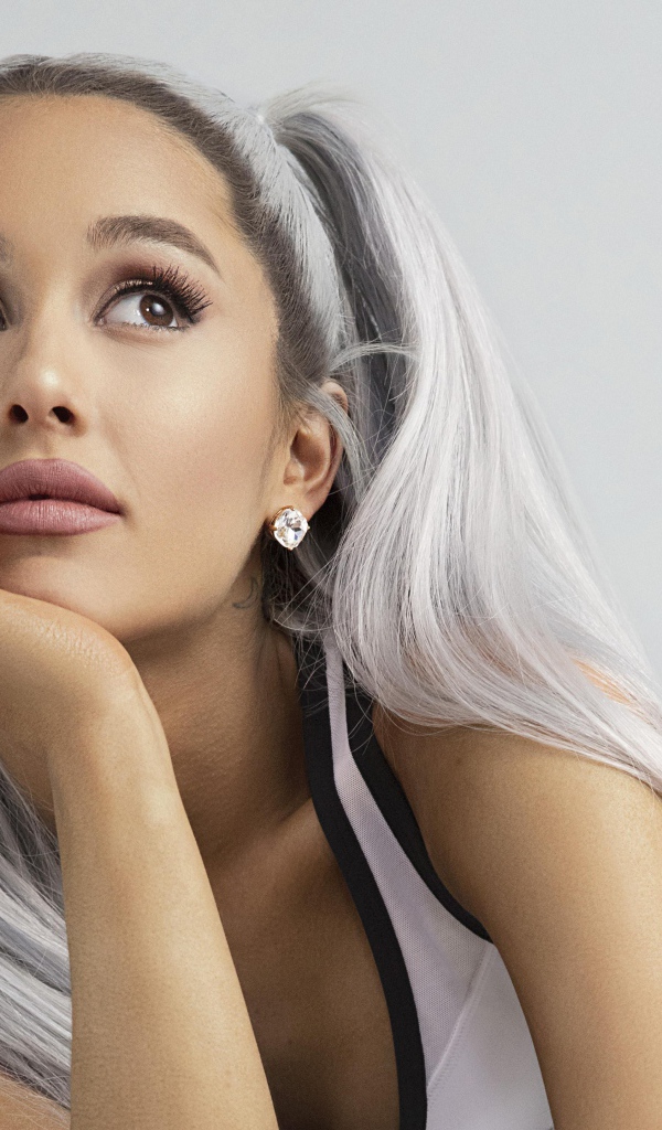 Молодая исполнительница Ариана Гранде задумалась 