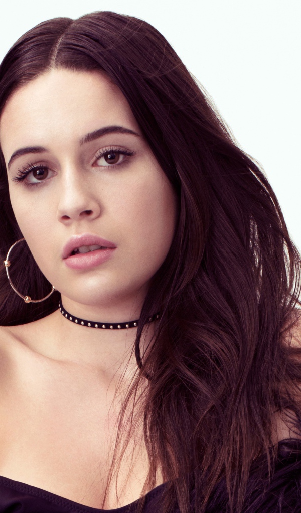 Американская певица Беа Миллер на белом фоне