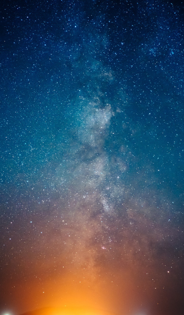 Красивый млечный путь в ночном небе 