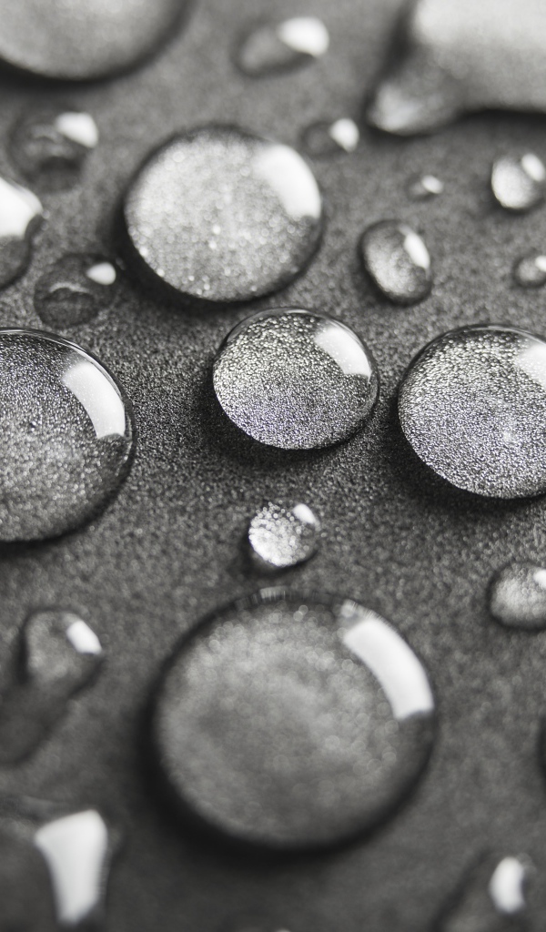 Много капель на сером фоне