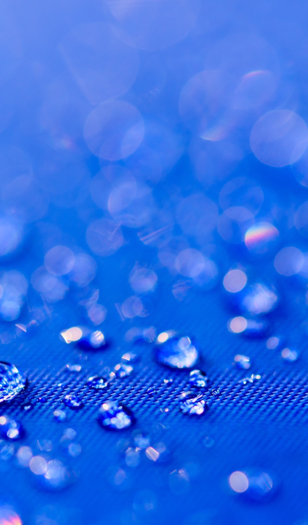 Много капель воды на синем фоне