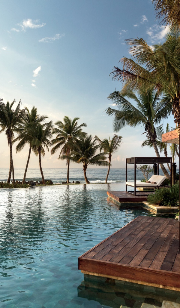 Место для отдыха на тропическом пляже у воды 