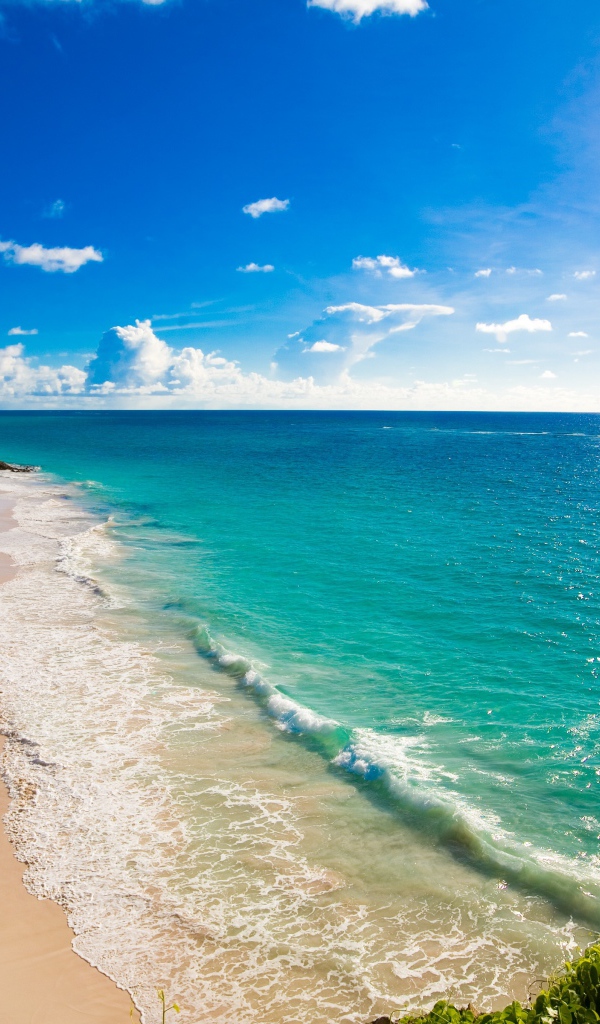 Красивый голубой океан с желтым песком на пляже