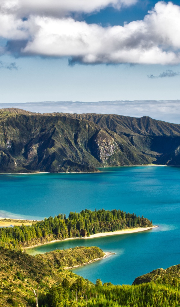 Красивый вид на голубое озеро у гор