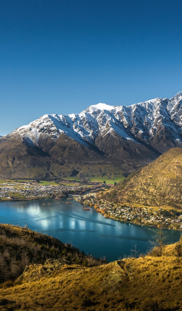 Красивый вид на вершины заснеженных гор и реку