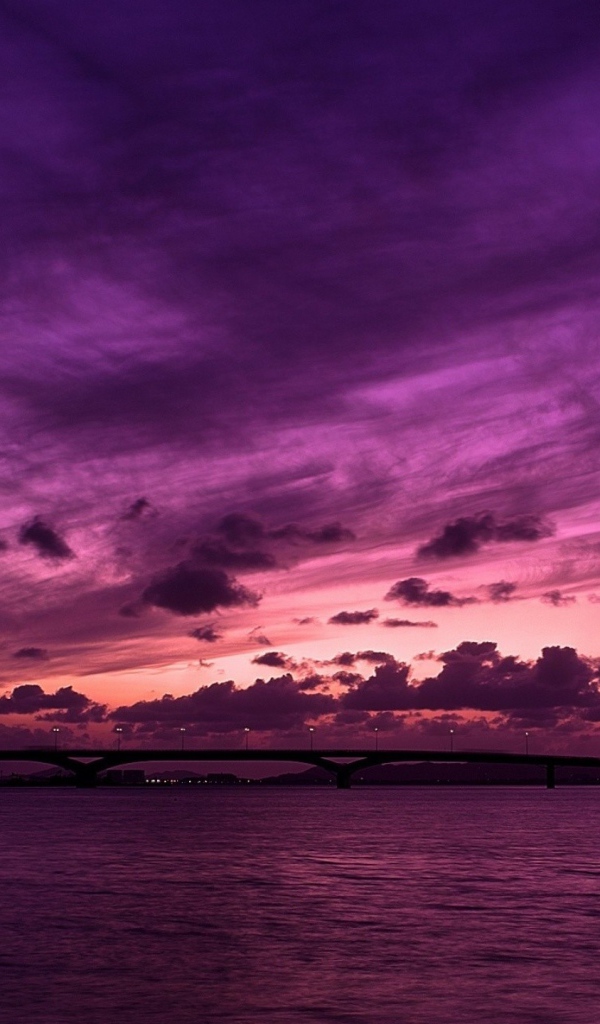Красивое фиолетовое небо отражается в воде