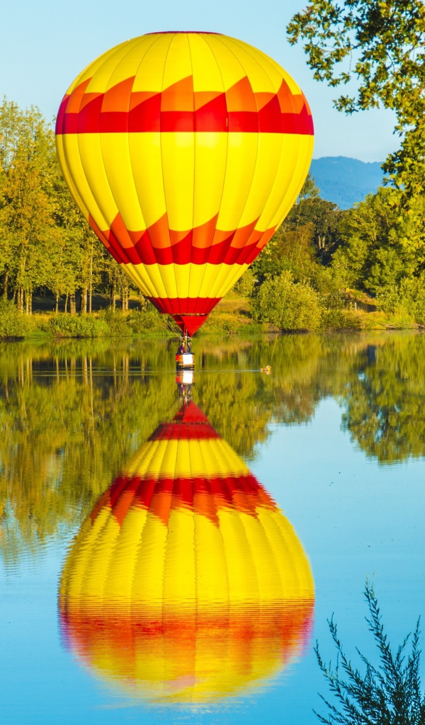 Большой воздушный шар над озером