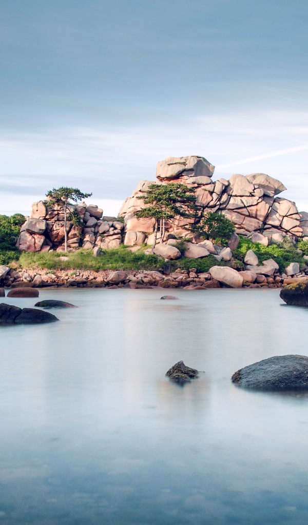 Большие камни в воде у берега
