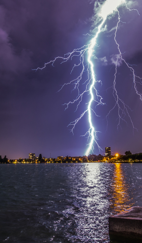 Яркая молния в небе на фоне воды