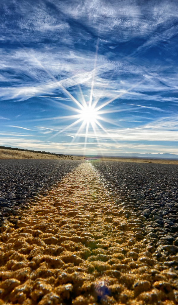 Яркое солнце в голубом небе над трассой