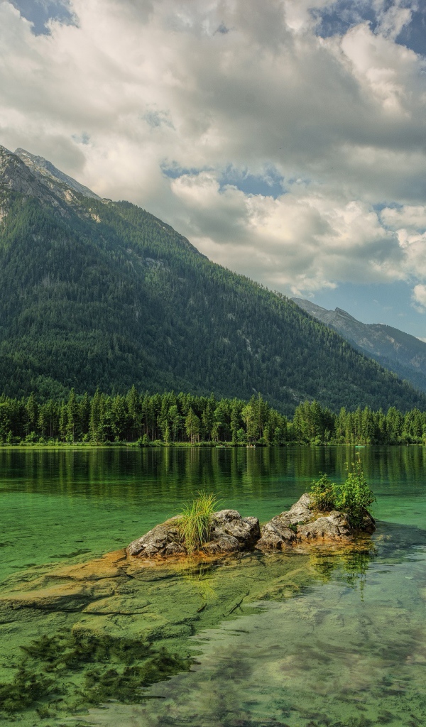 Покрытые хвойным лесом горы отражаются в озере