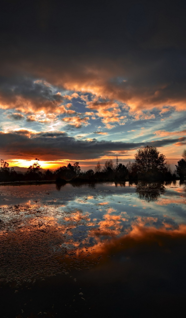 Вечернее небо отражается в воде на закате