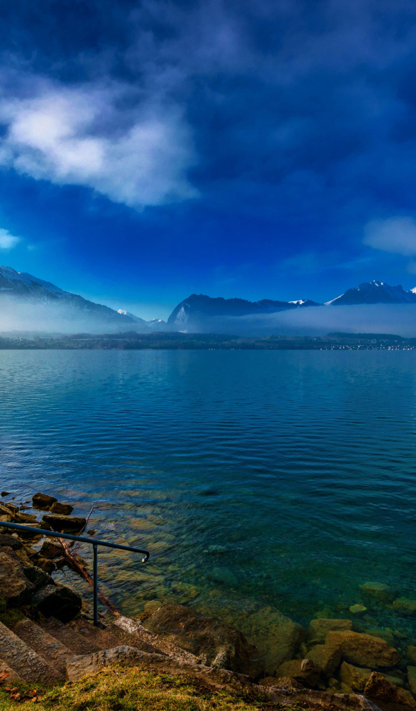 Туман над озером на фоне гор 