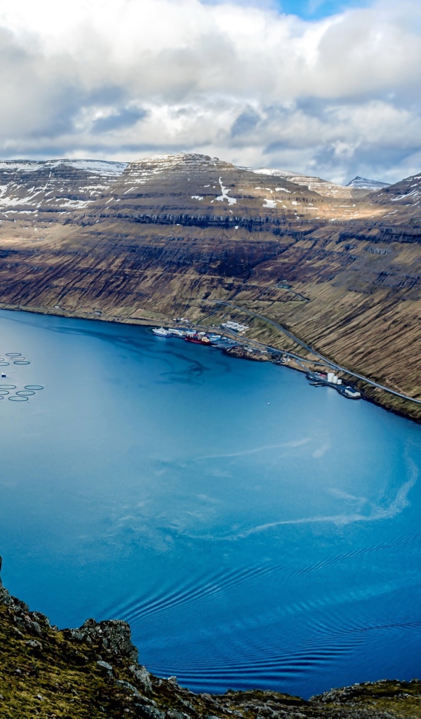 Озеро между гор под красивым небом, Фарерские острова