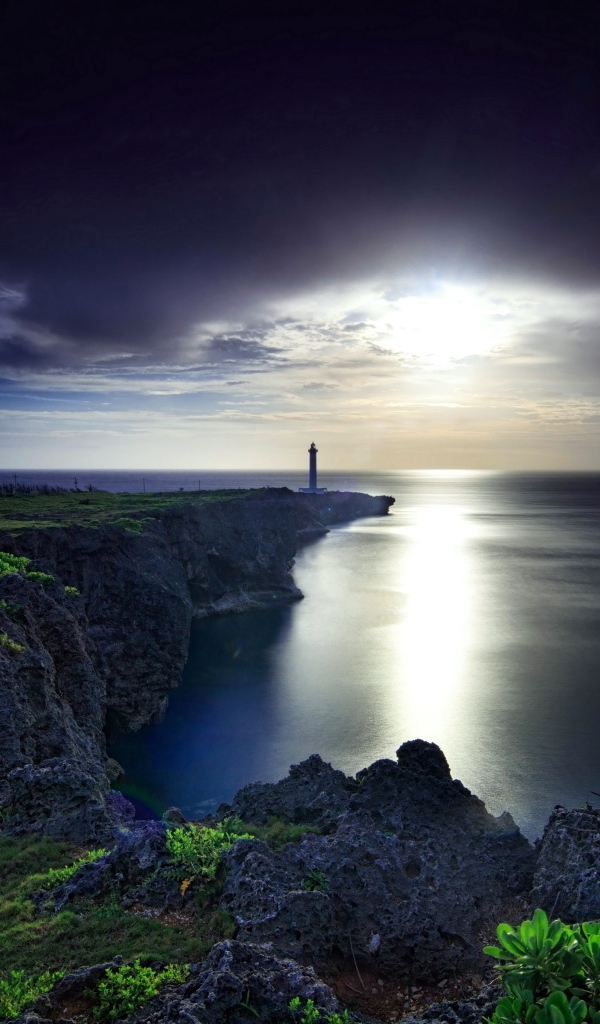 Маяк на побережье под красивым небом на закате солнца
