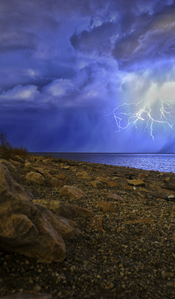 Молния в море пронзает грозовое небо 