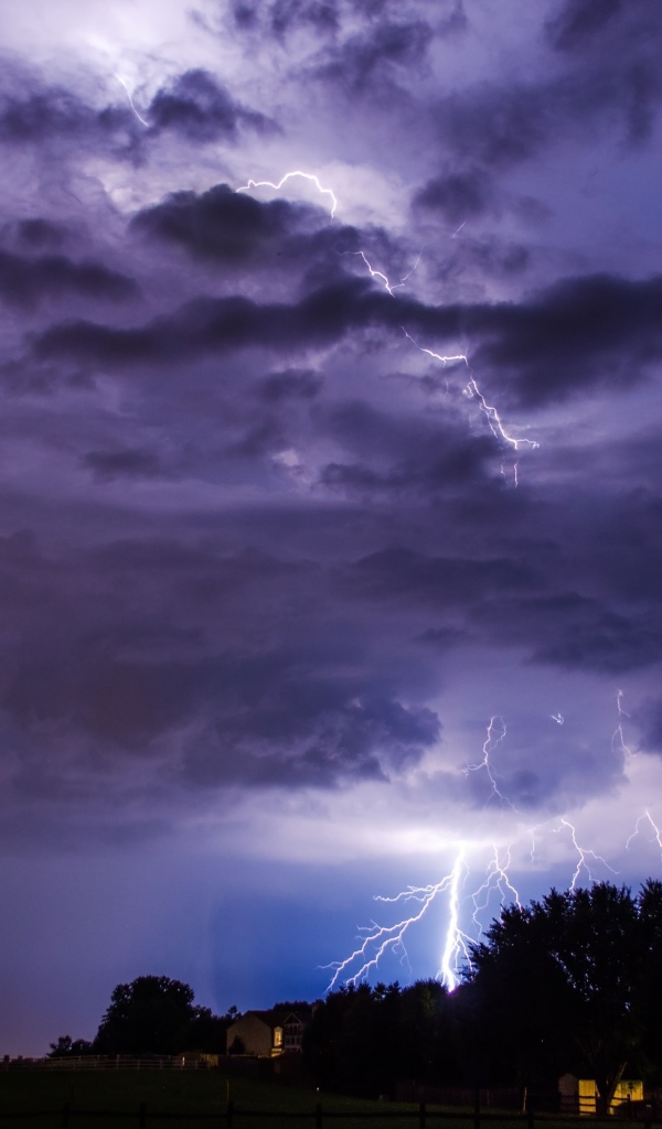 Молния пронзает грозовое небо