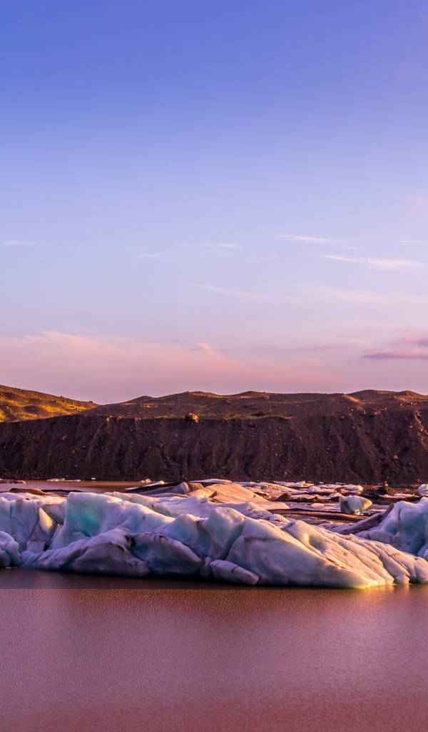 Тающие ледники под красивым сиреневым небом